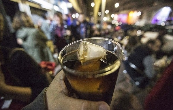 Policía hará cumplir ley y detendrá a las personas que beban en la calle