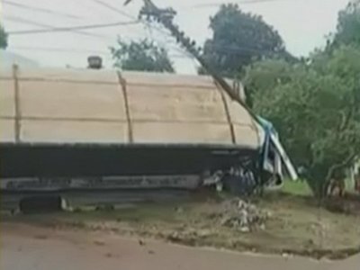 Ómnibus choca contra una columna en Ciudad del Este