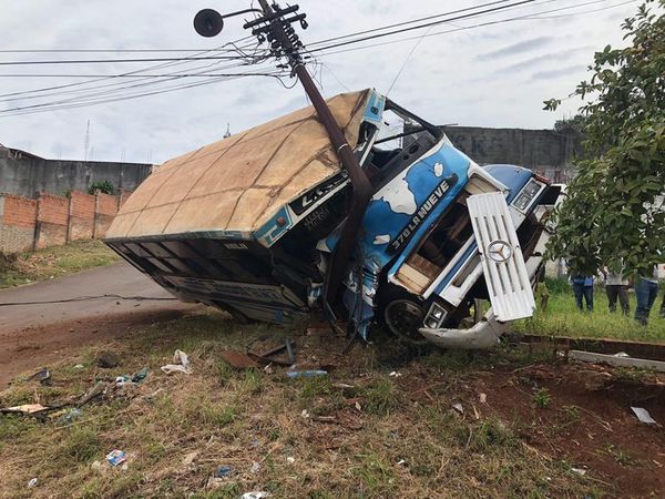 Bus perdió los frenos y choca contra una columna - ABC en el Este - ABC Color