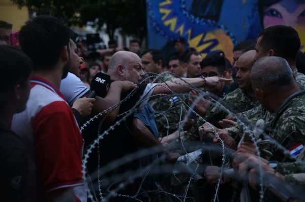 Manifestantes son reprimidos cerca del Palacio de Gobierno