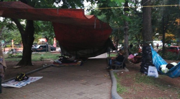 Paraguayo Cubas pasó la noche en la plaza