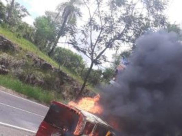Vehículo fue consumido por fuego en Cerro de Caacupé | Info Caacupe