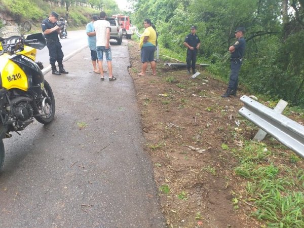 Camioneta cae al precipicio en el cerro Caacupé | Info Caacupe