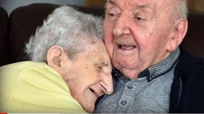 Madre de 98 años, se muda a un asilo para cuidar a su hijo de 80 años | Info Caacupe