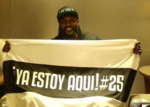 Adebayor pisó suelo paraguayo y fue recibido como un ídolo