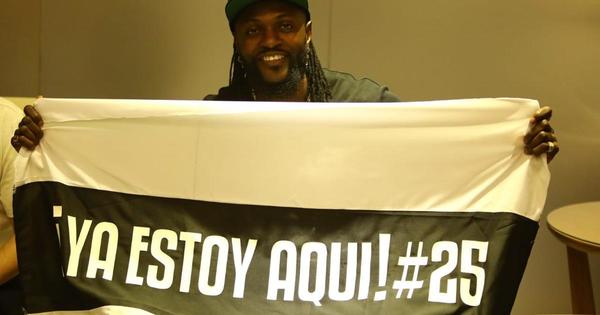 Impresionante recibimiento a Adebayor, nuevo jugador del Olimpia