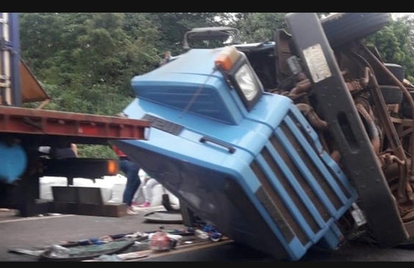 Aparatoso vuelco de camión de gran porte sobre Ruta 8 | Info Caacupe