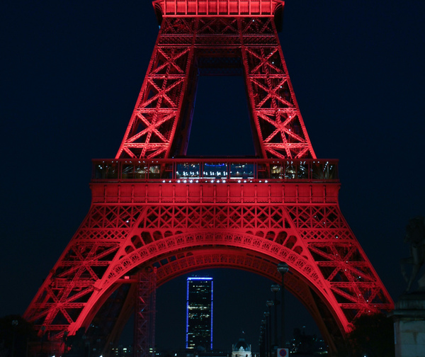 La Torre Eiffel proyecta frases de amor por San Valentín