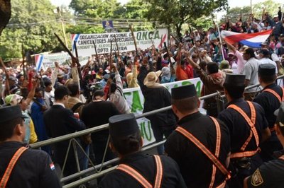 Agentes policiales impiden a los campesinos e indígenas marchar por las calles de Asunción | Info Caacupe