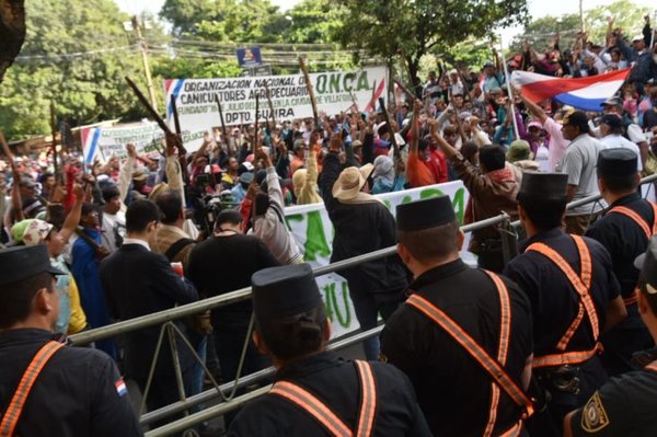 Agentes policiales impiden a los campesinos e indígenas marchar por las calles de Asunción | Info Caacupe