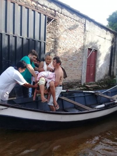 Médicos rescatan en canoa a abuelita que estaba aislada en el Bañado y con una grave infección | Info Caacupe