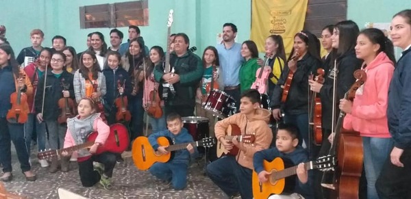 Municipalidad dona instrumentos a Orquesta Sonidos de la Perla Cordillerana | Info Caacupe