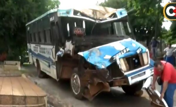 Bus pierde los frenos y termina contra columna