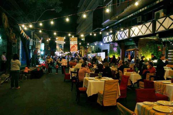 Bares y restaurantes tampoco pueden dejar "chupar" a sus clientes en la vereda