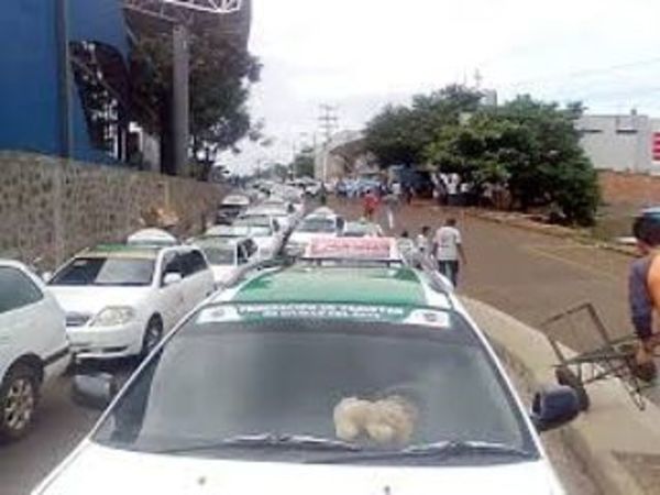 Taxistas rodean Junta Municipal del Este contra Uber y MUV