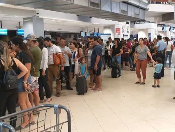 700 personas pasan una odisea por falta de escaner en el Aeropuerto Silvio Pettirossi