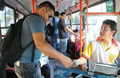 Chóferes engañaban a pasajeros para quedarse con dinero extra de los boletos