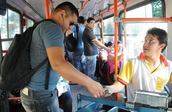 Chóferes engañaban a pasajeros para quedarse con dinero extra de los boletos