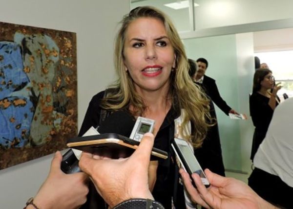 Ministra Liz Cramer asaltada en Brasil