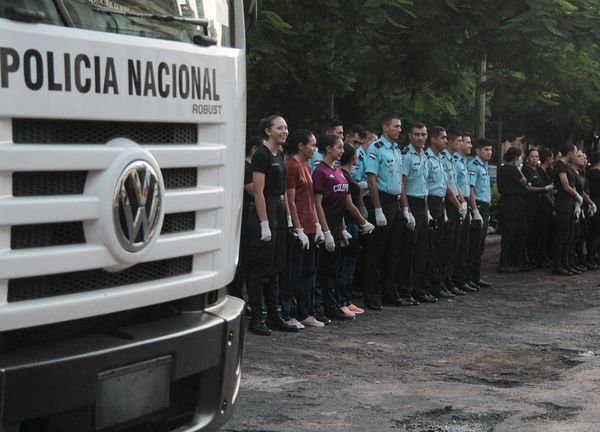 150 policías realizan trabajos de minga ambiental contra criaderos del dengue