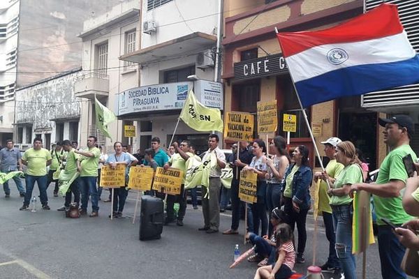 Docentes piden la renuncia de ministro Petta de Educación