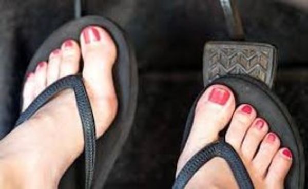 Caminera prohibirá manejar en zapatilla