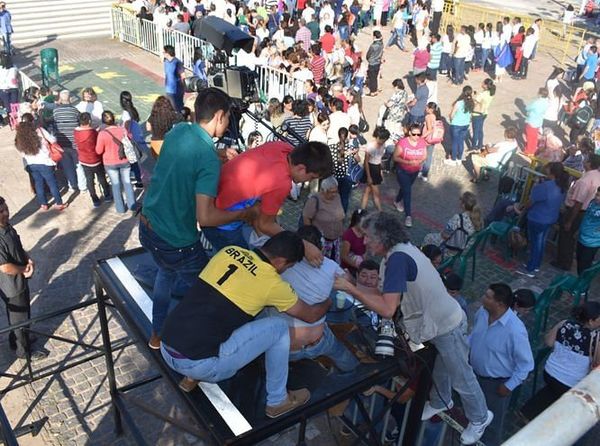 Piso de tarima de camarografos cae y hay un herido