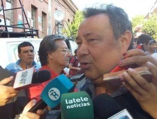 Docentes se manifiestan por aumento salarial