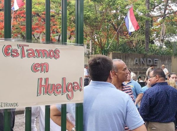 Funcionarios de la Ande van huelga hasta el jueves