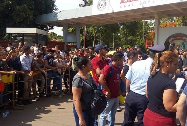 Aspirantes se manifiestan por eliminación en masa en Academia Policía