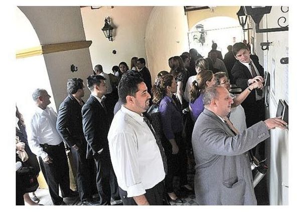 Planilleros van renunciando con la vigencia de controles de asistencia en el senado
