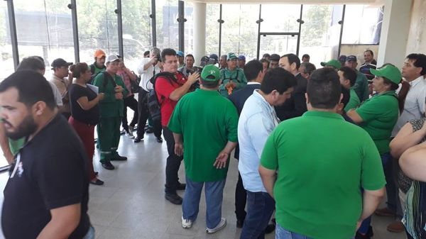 Director administrativo de Lambaré renuncia ante presión de funcionarios