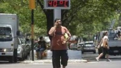 Salud recomienda beber mucha agua ante ola de calor