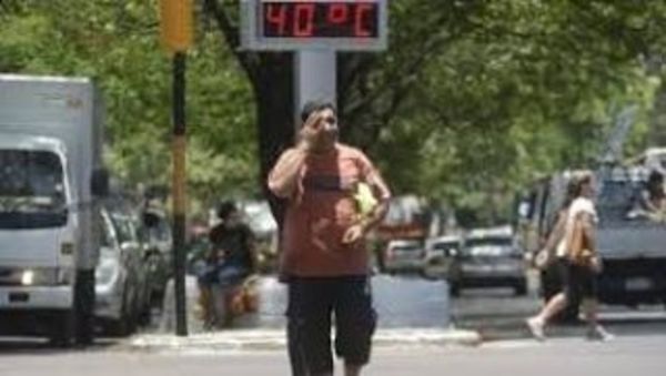 Salud recomienda beber mucha agua ante ola de calor