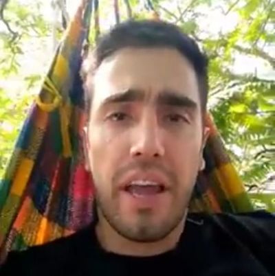Ambientalista se sube a un árbol y amenaza con suicidarse