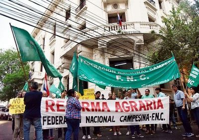 Campesinos marchan por Asunción y cierran calles de forma intermitente