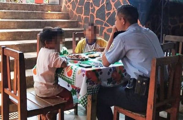 Redes destacan gesto de policía en compartir su almuerzo con huérfanos