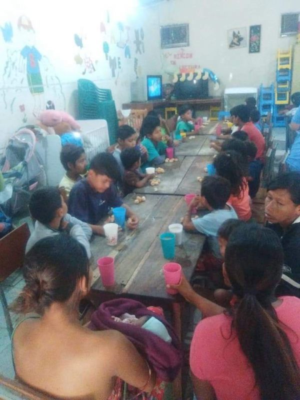 Dan de comer a 100 niños por día y piden ayuda