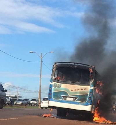 Bus estalla en llamas en plena Ruta PY2