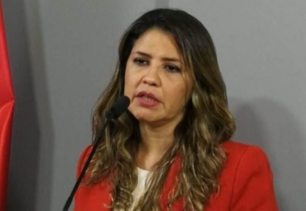 Ministra no renuncia por presión de padrinos Hugo Velázquez y Natalia Zucolillo