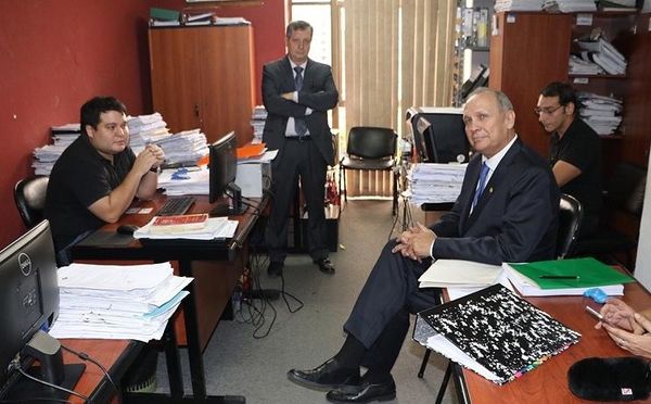 Ex intendente Mario Ferreiro asiste a declarar ante fiscalia