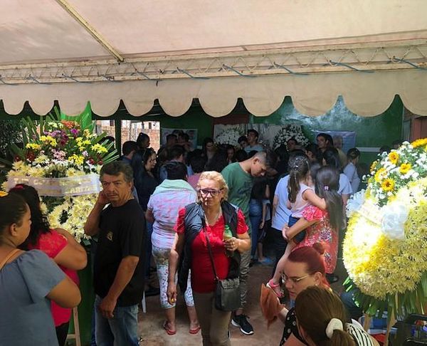 Cientos de esteños visitan el funeral de Brunito