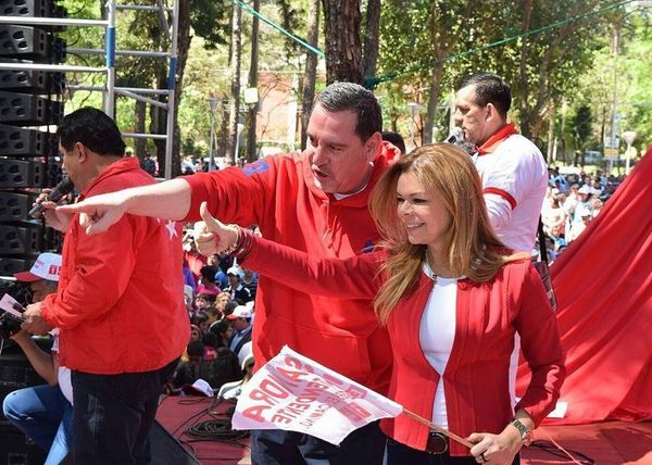 Javier Zacarías y Sandra Macleod tienen prohibido salir del país