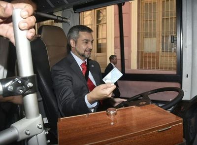 Mario Abdo condujo el primer bus eléctrico de la Nación