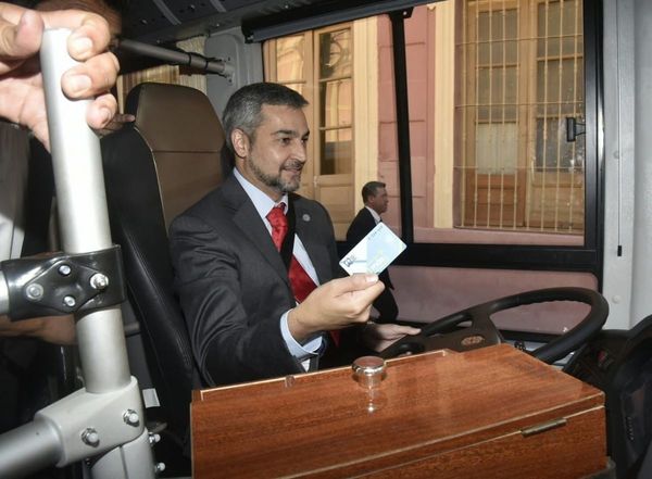 Mario Abdo condujo el primer bus eléctrico de la Nación