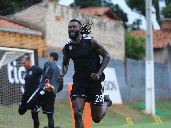 Adebayor entrenó por primera vez en Olimpia