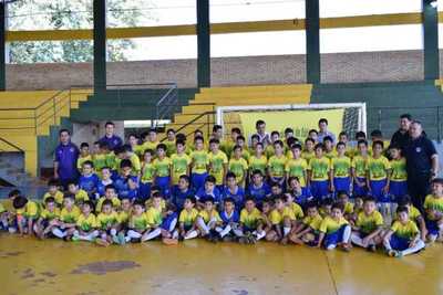 Presentación de Indumentaria de la Temporada 2019 – 2020 de la Escuela Municipal de Fútbol “Semillero Serrano”. | Info Caacupe