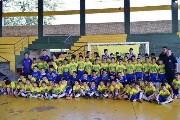 Presentación de Indumentaria de la Temporada 2019 – 2020 de la Escuela Municipal de Fútbol “Semillero Serrano”. | Info Caacupe