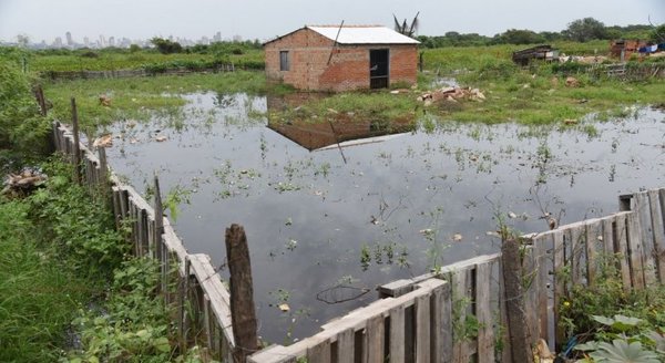 Río llega a nivel crítico en capital y son 2.000 familias las afectadas | Info Caacupe