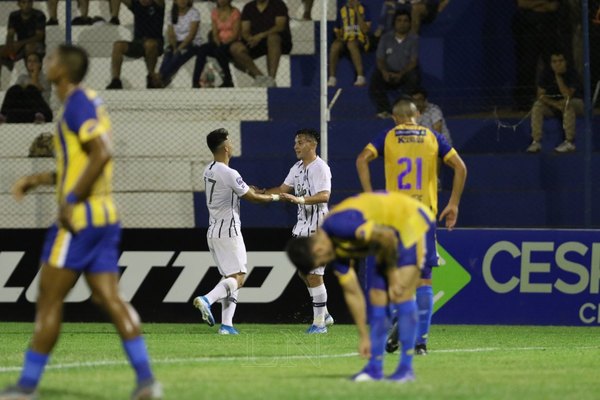 Libertad remonta ante Luqueño y sigue arriba